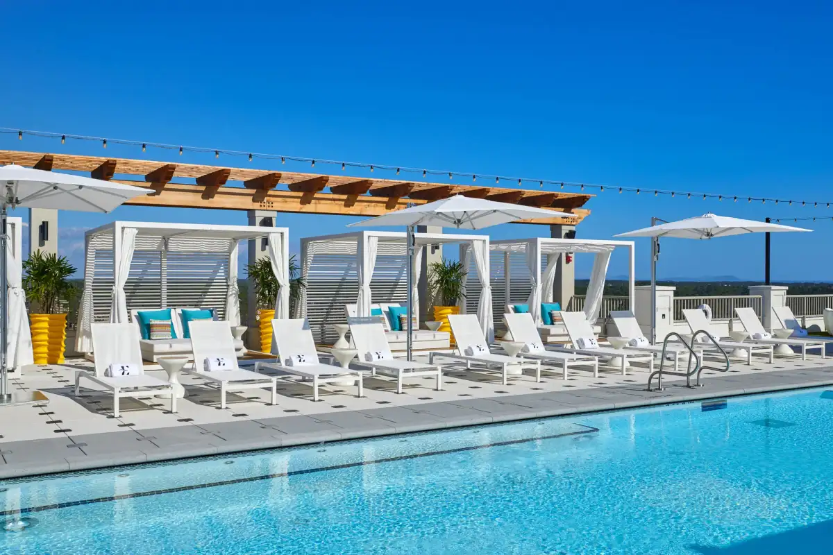 Ara Rooftop Pool & Lounge